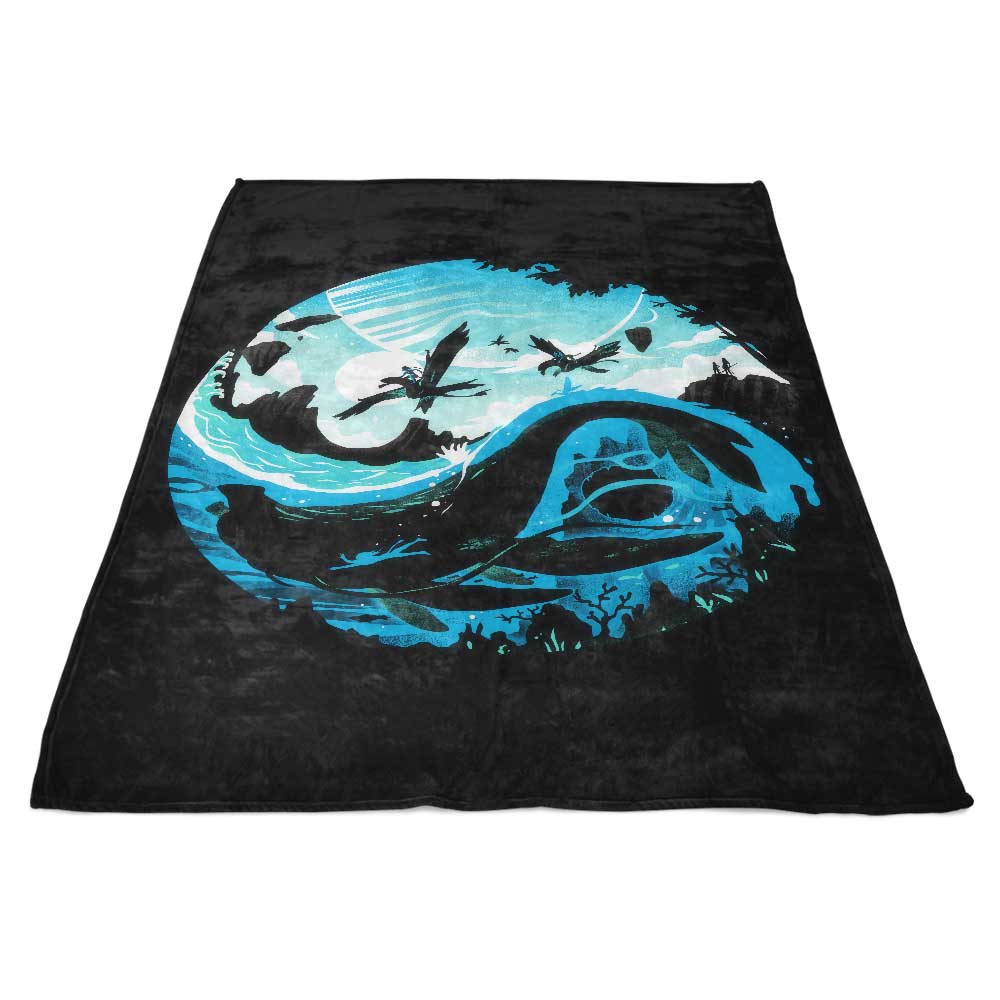 Alemaglia's Yin and Yang of Water Patterned Ultra - Soft Fleece Blanket