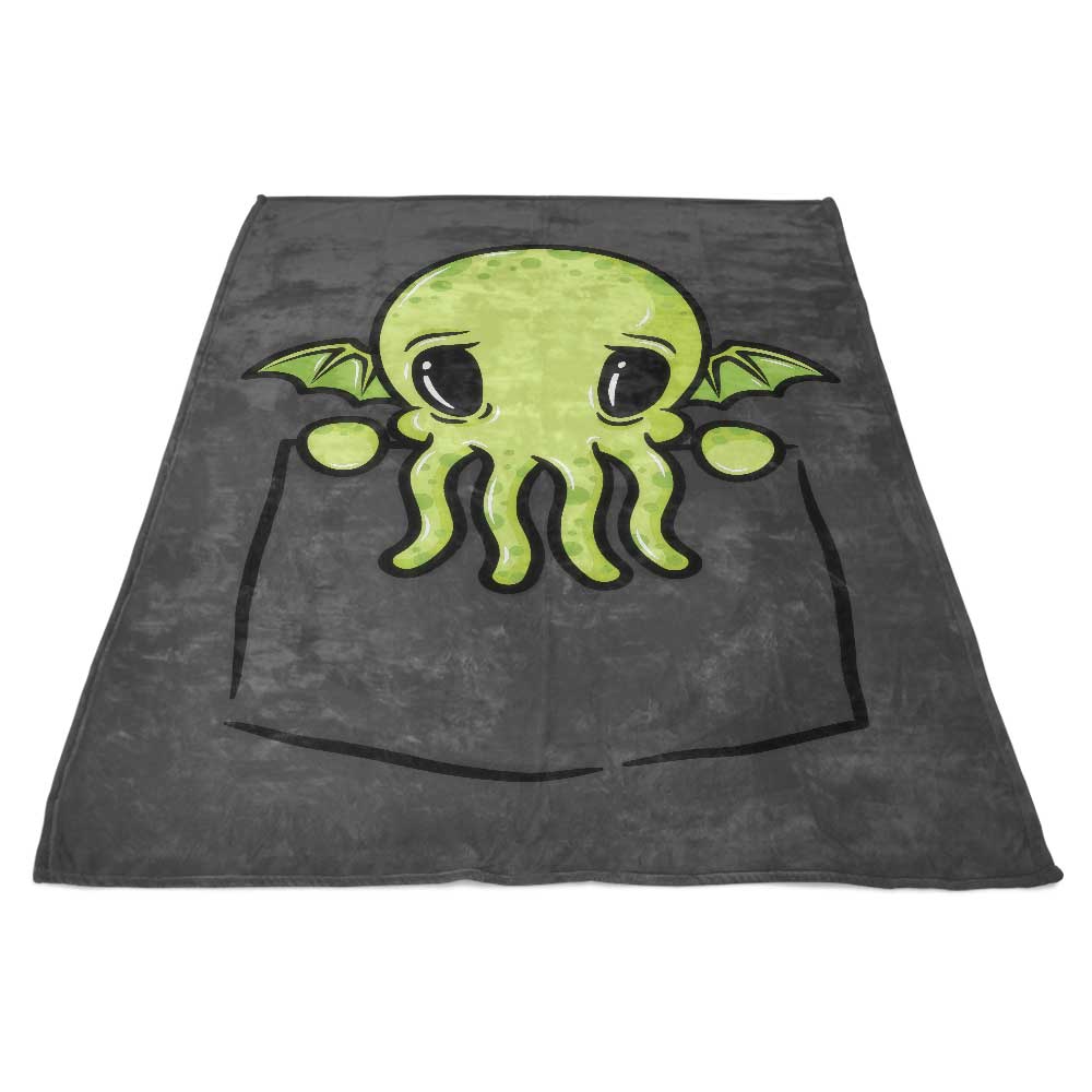 Cosy Pocket Cthulhu-themed Fleece Blanket for Comfort and Warmth
